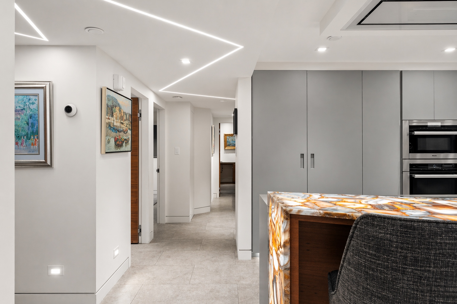 Hallway with custom finishes and lighting